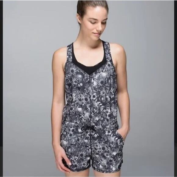 Lululemon The Runsie Flowabunga floral romper black white sz 4 - Picture 1 of 9